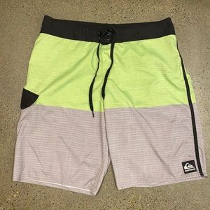 Quicksilver Boardshorts (size33)